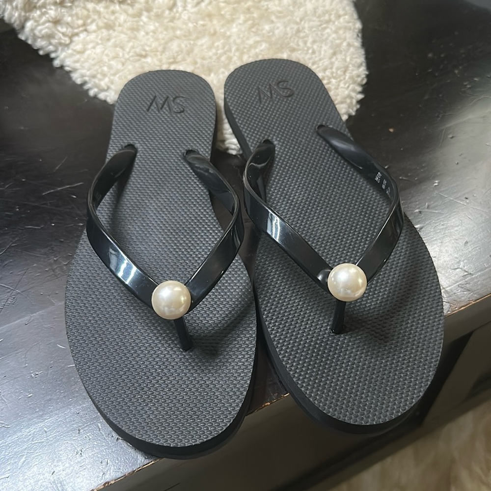 Stuart Weitzman black pearl flip flip size 8